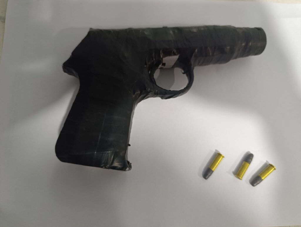Menor intentó escapar de la policía con drogas y una réplica de un arma