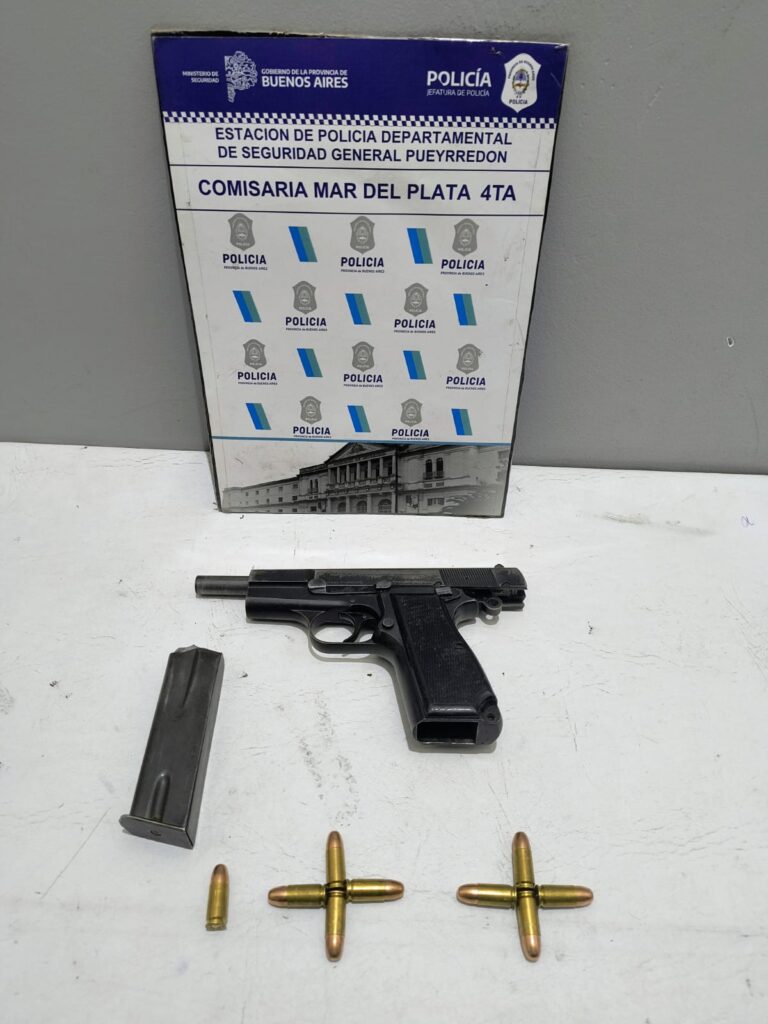 Intentó escapar de un control y terminó aprehendido: portaba un arma y se desplazaba en una moto robada