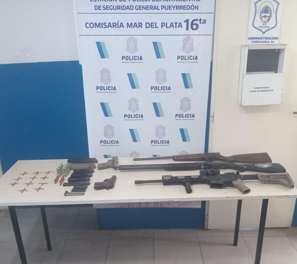 Atacaron a un sujeto en la calle y los allanaron: encontraron un arsenal