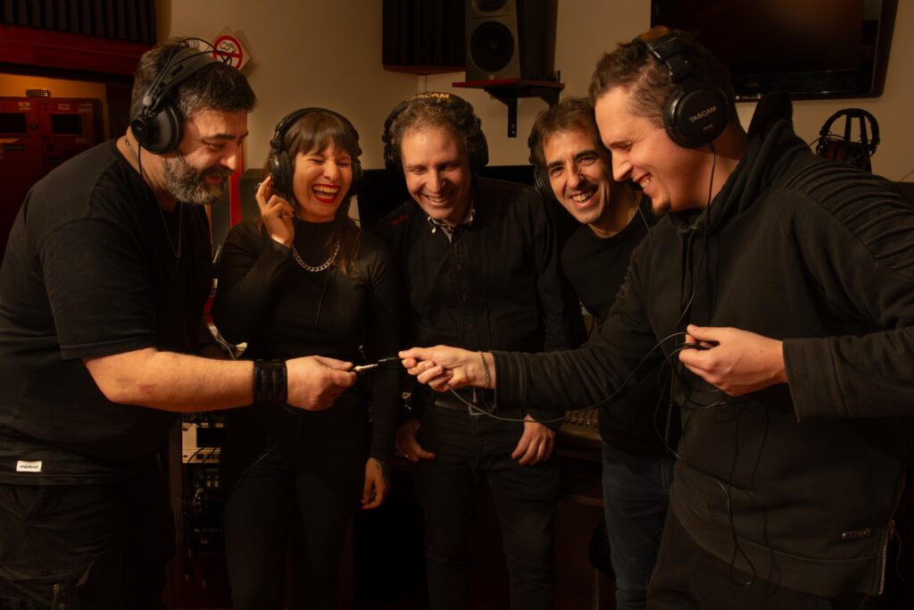 The Black Queen sube a escena con “una experiencia musical” y voz femenina