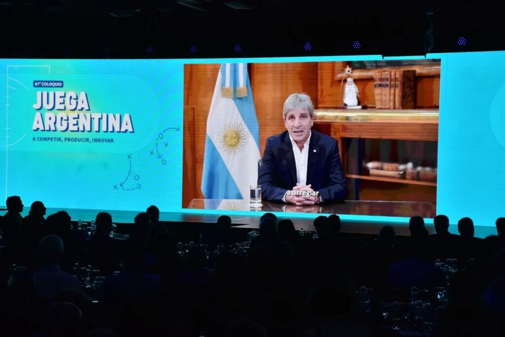 Coloquio IDEA: Caputo volvió a rechazar una devaluación para ganar competitividad e insistió con las reformas