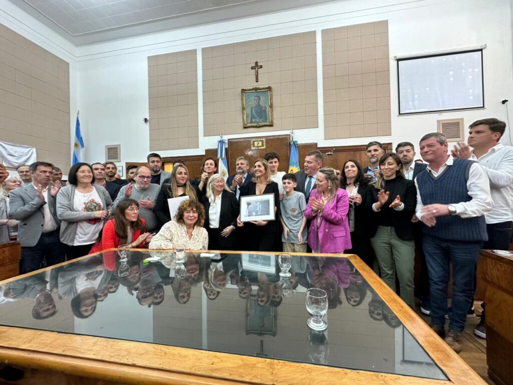“Se fue el mejor de nosotros”: emotivo acto de reconocimiento al periodista Vicente Luis “Cholo” Ciano