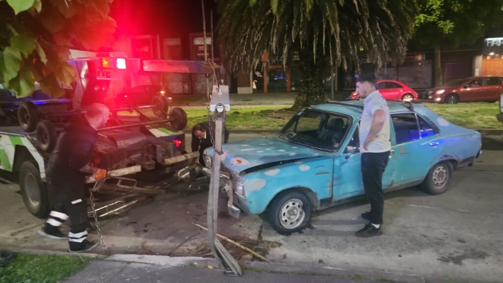 Borracho con un auto sin papeles cruzó por arriba del cantero de Tejedor y casi mata a una motociclista