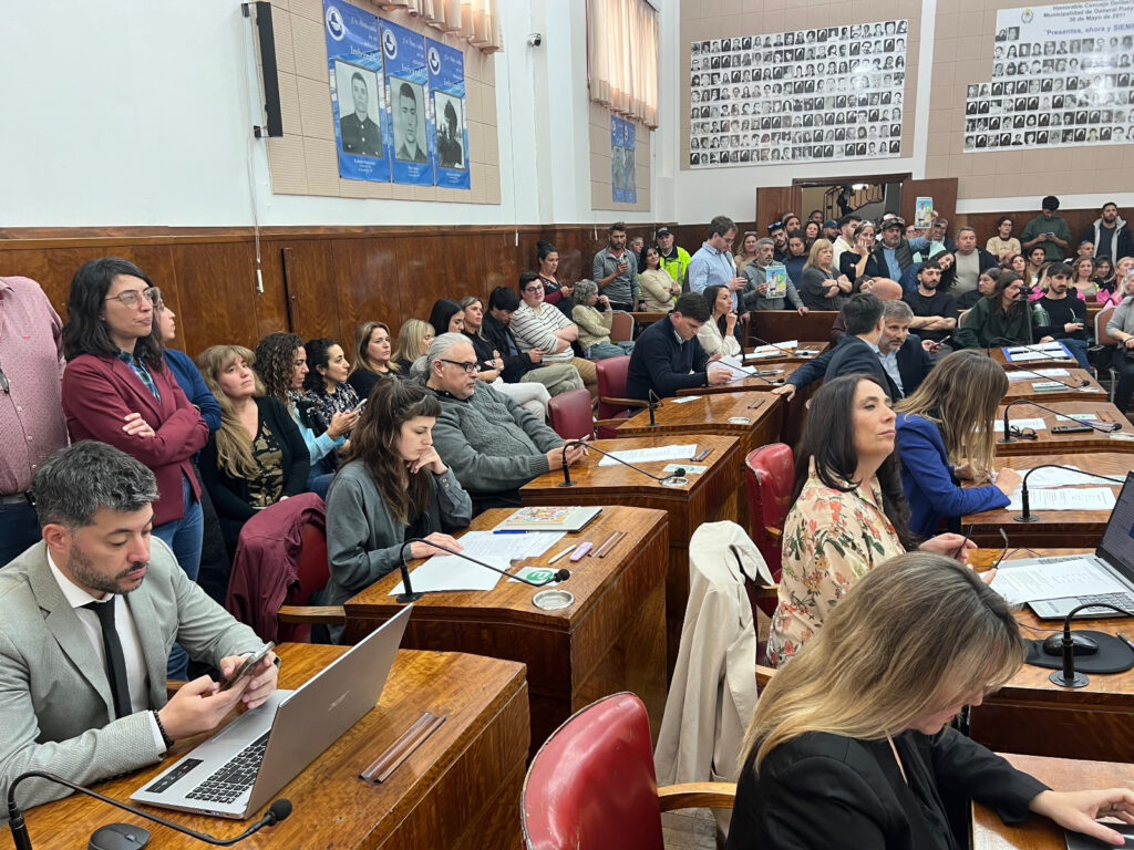 Otra sesión de máxima tensión en el Concejo Deliberante terminó con la aprobación de tres expedientes clave para el oficia…