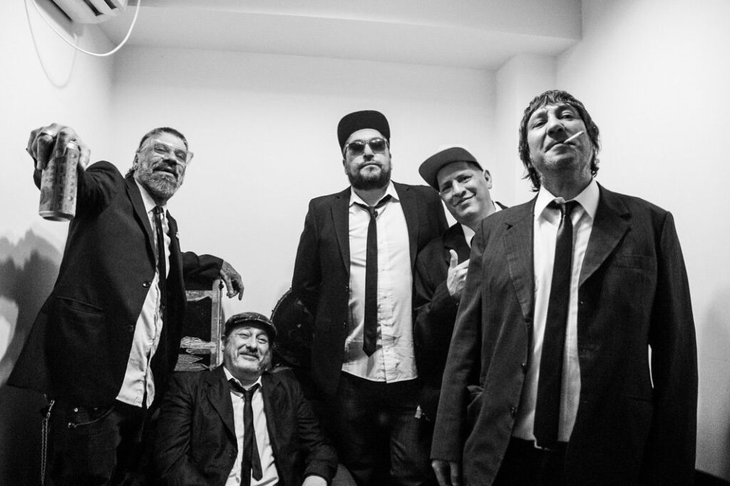 La legendaria banda 2 Minutos llega a Mar del Plata con su punk de barrio
