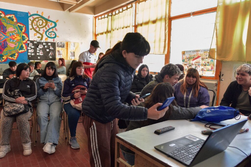 El Municipio firmó un acuerdo para promover la educación financiera en escuelas municipales
