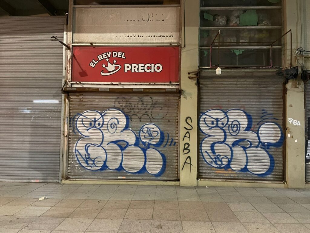 Realizaban grafitis en persianas de comercios y terminaron aprehendidos