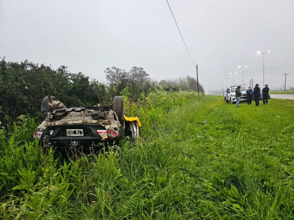 Video: volcó en la Ruta 88 y se salvó de milagro