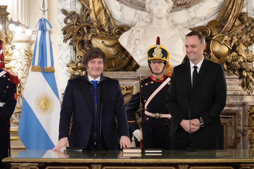 Javier Milei le tomó juramento a Manuel Adorni: ya es el nuevo jefe de Gabinete en lugar
