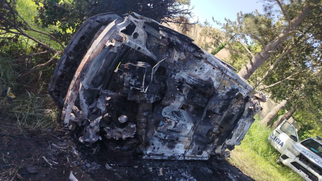 Robaron una heladería, escaparon en un auto robado y lo incendiaron durante la fuga