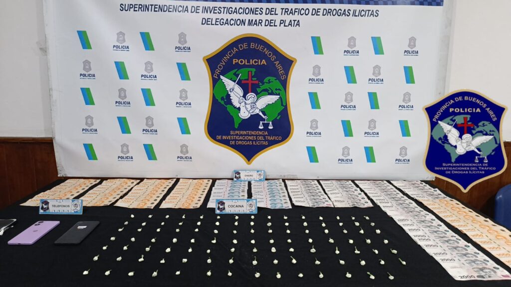 Video: operativo en un búnker sobre las vías del tren terminó con cuatro aprehendidos y 100 dosis de cocaína secuestradas