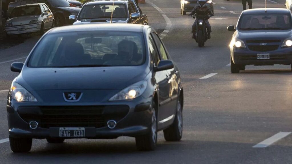 Proponen impulsar el uso de luces bajas durante el día para mejorar la seguridad vial