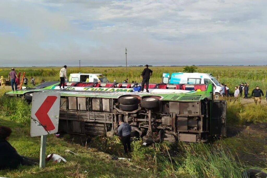 Dos muertos y decenas de heridos tras el vuelco de un micro en la Ruta 2 con destino a Mar del Plata