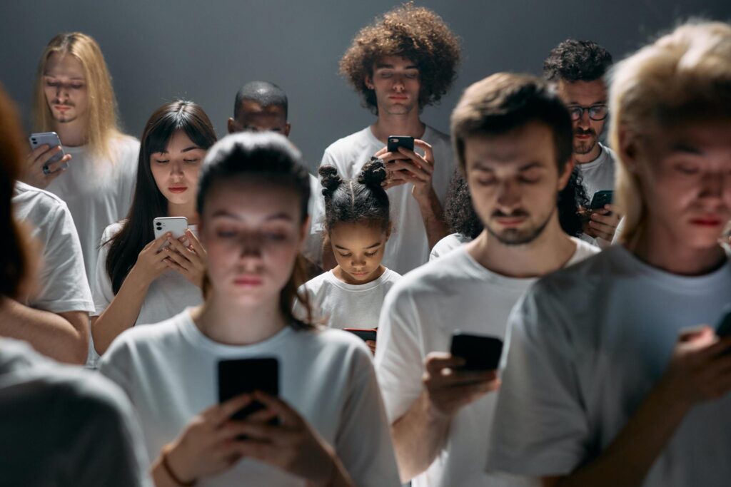 Cómo usan las redes sociales los argentinos según su edad, género, educación y ocupación