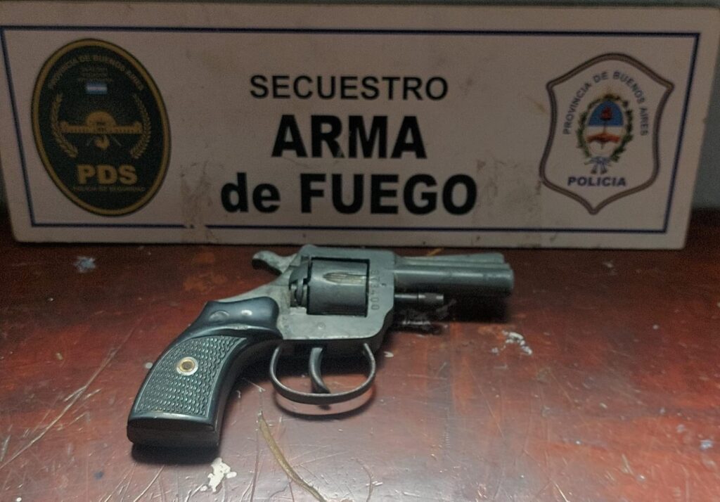 Descartó un arma cuando vio a la policía pero terminó aprehendido