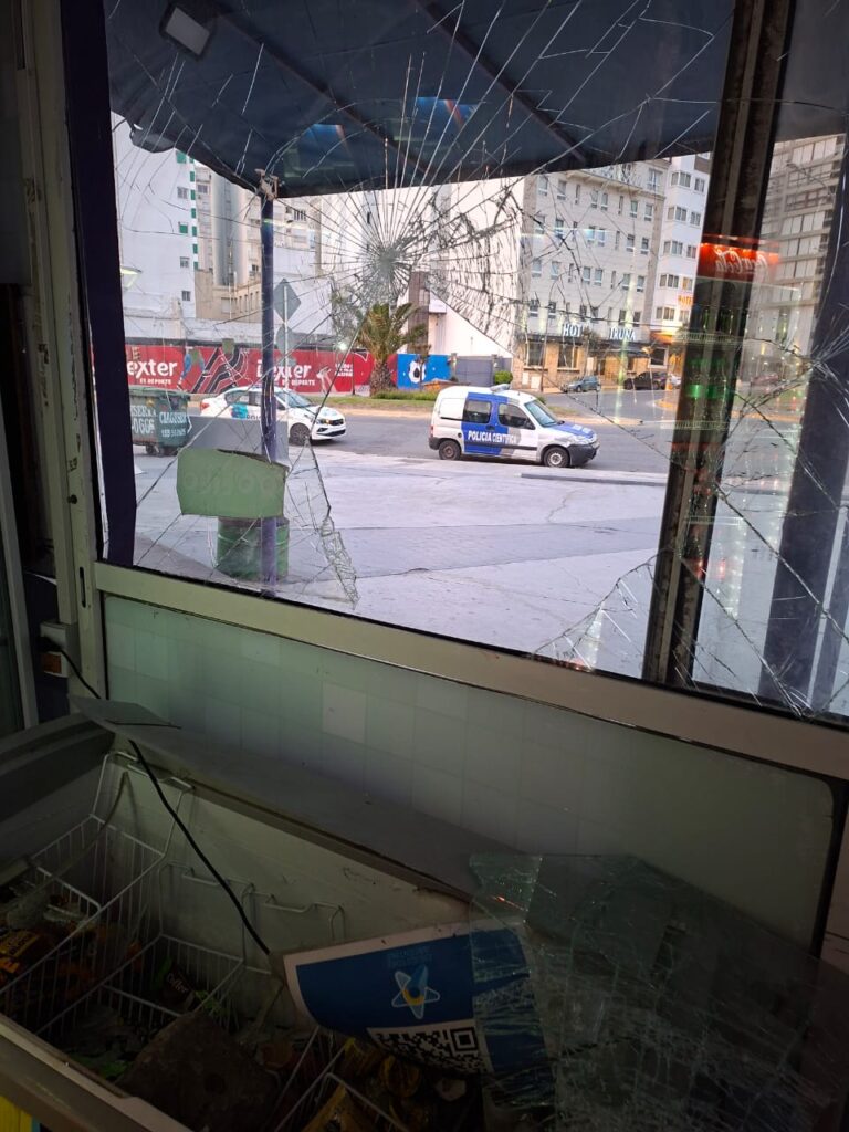 Destrozó la vidriera de un comercio para robar tres paquetes de cigarrillos, dos mil pesos y un celular