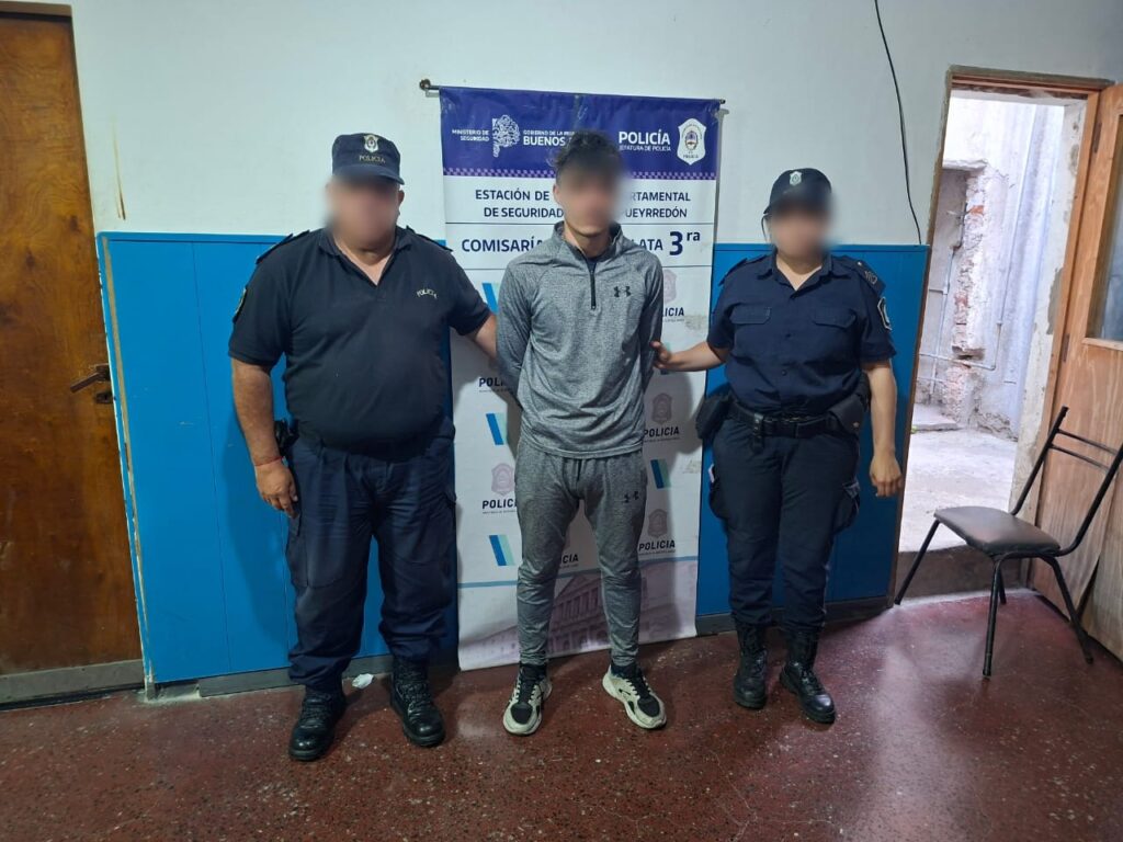 Discutió con su pareja, la amenazó y la retuvo junto a sus hijos en el balcón
