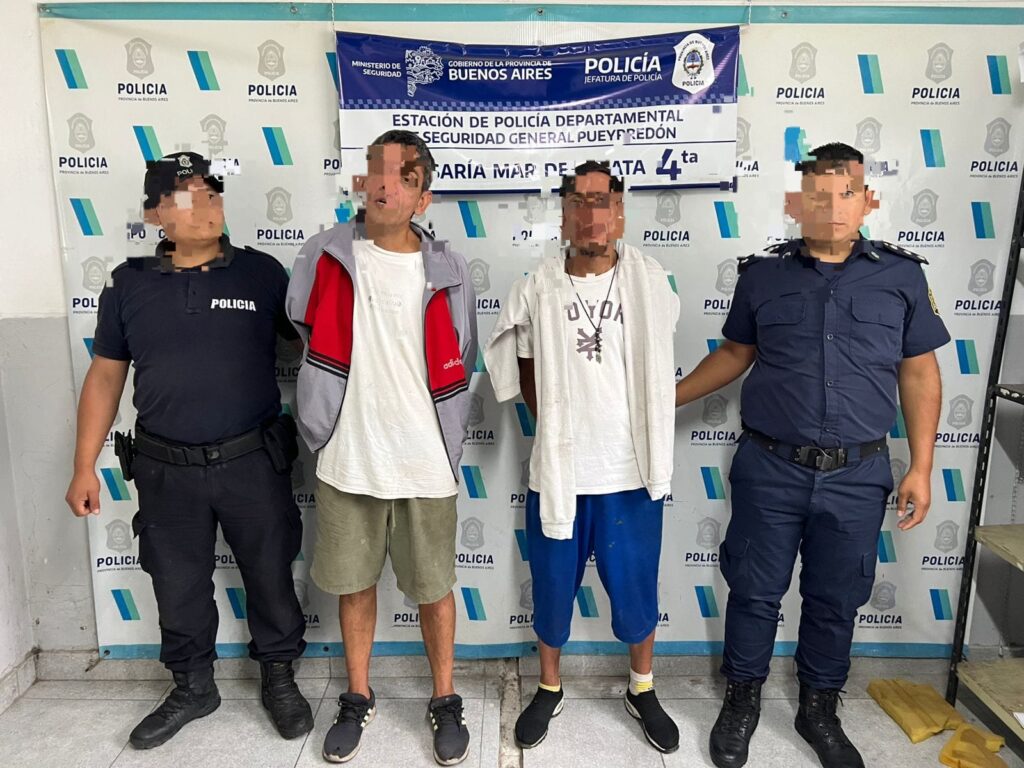 Video: caminaban por la calle abriendo autos y quedaron captados por las cámaras de seguridad