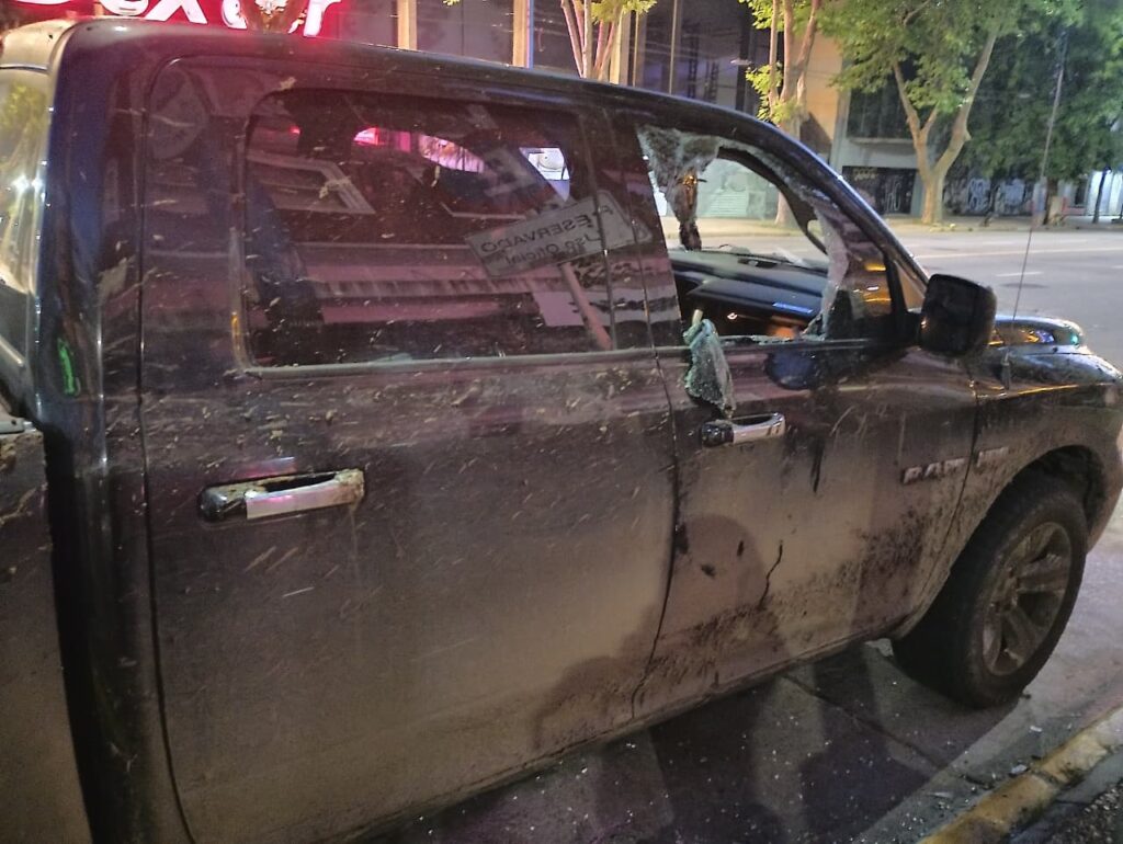 Reventaron el vidrio de una camioneta para robar pero los descubrieron desde el COM