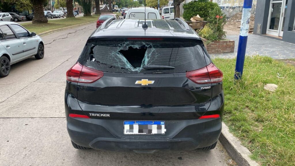 Se enojó con el dueño de una camioneta y le rompió la luneta de una piña