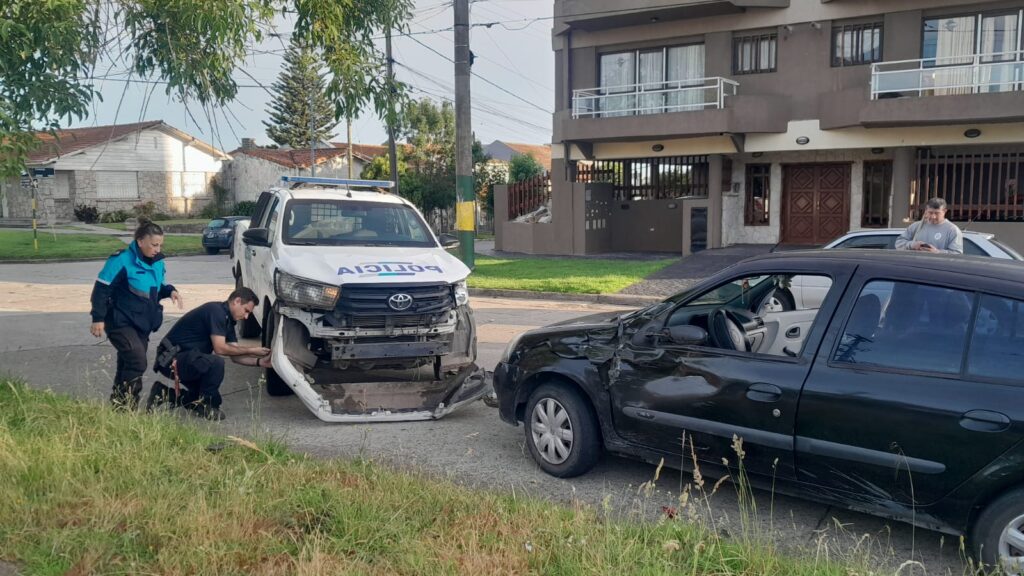 Generó disturbios en un reconocido café de la costa, escapó y terminó chocando un móvil policial