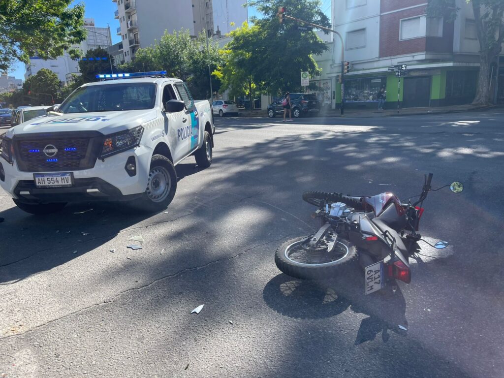 Video: circulaba sin papeles por el centro, pasó un semáforo en rojo y mandó al hospital a un motociclista