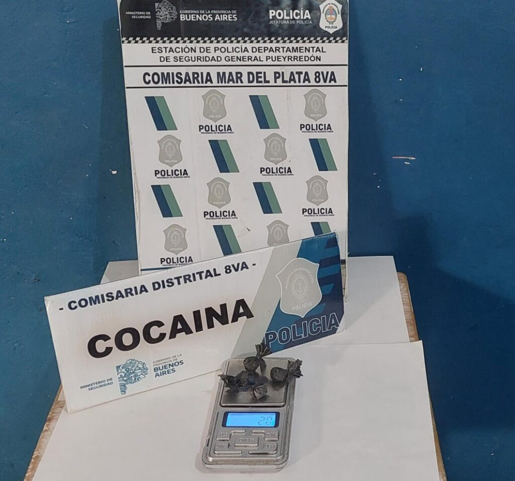 Durante un control de rutina lo identificaron y descubrieron que llevaba cocaína y marihuana