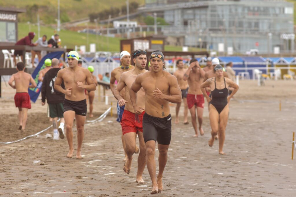 Doscientos aspirantes a guardavidas rindieron examen en la Playa Deportiva del EMDER