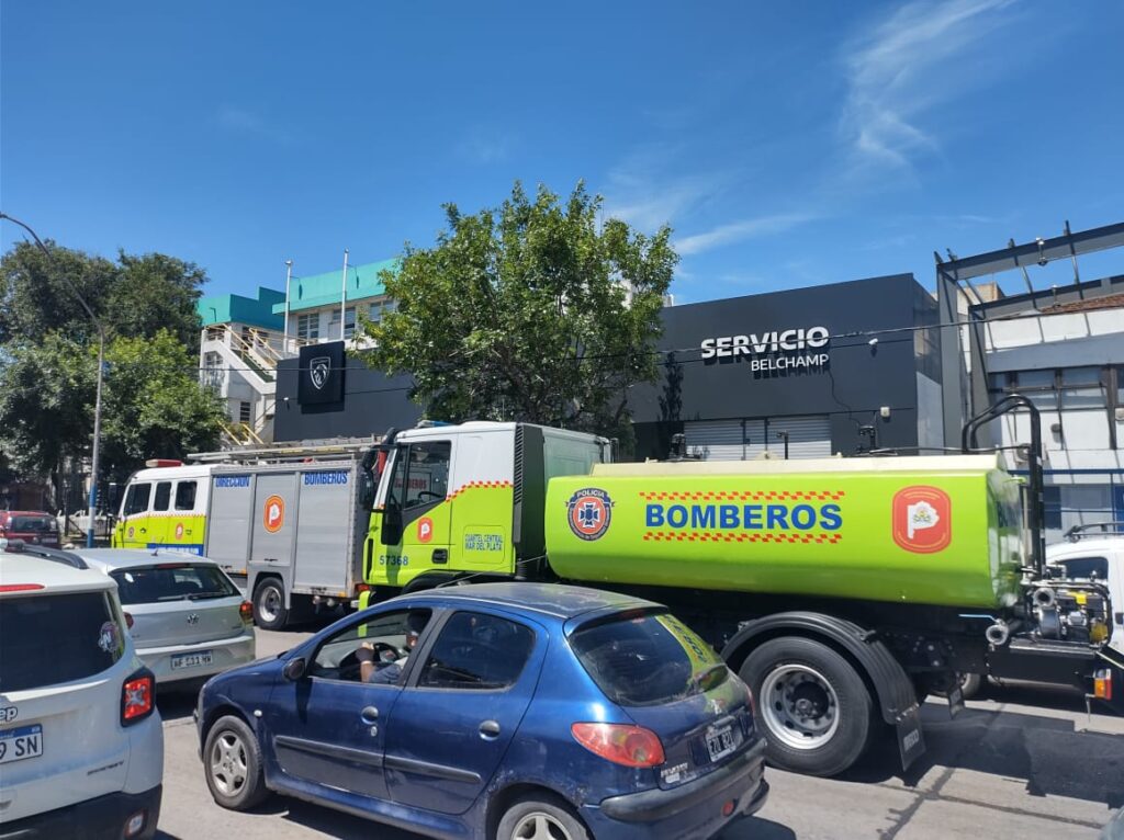 Máxima tensión en la avenida Juan B. Justo por el incendio de un taller mecánico