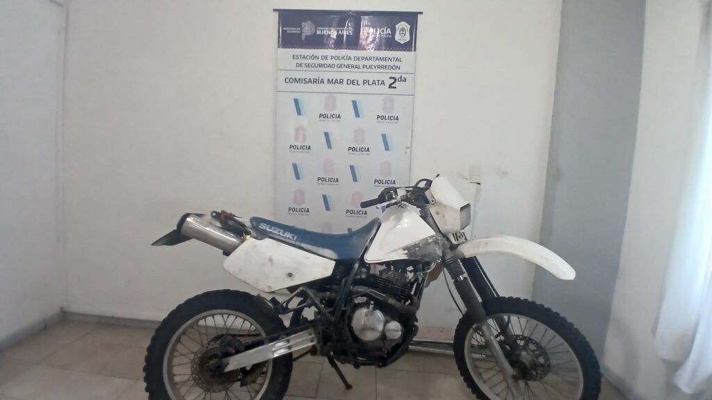 Lo pararon para identificarlo y descubrieron que circulaba con una moto robada en 1993