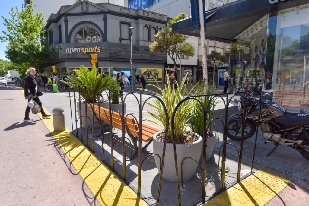 La esquina de Peatonal San Martín y San Luis se renovó con un área de descanso y esparcimiento