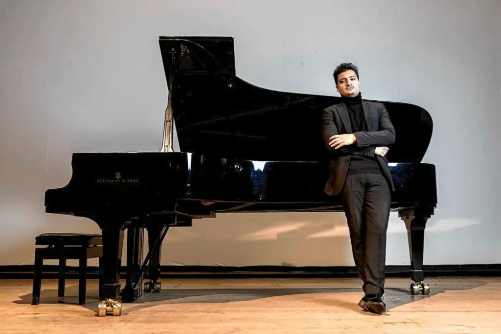 El joven pianista del Colón, Ciro Rolón, en una noche exclusiva en Villa Victoria