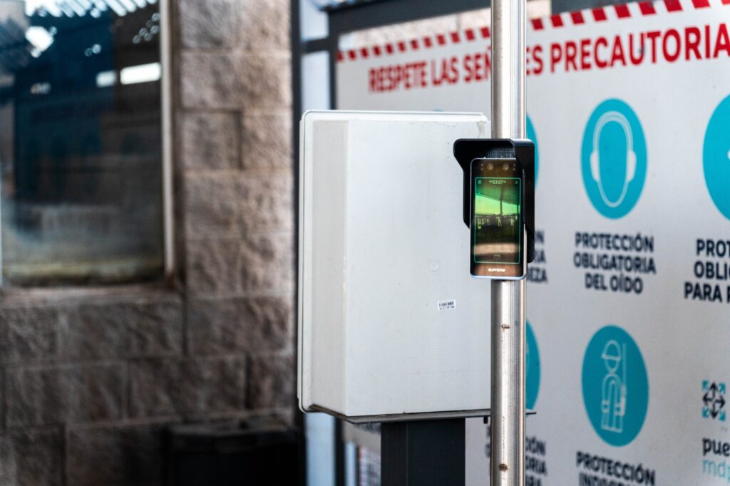 Se amplían controles de seguridad en accesos a terminales del puerto con biometría y lectores de matrícula