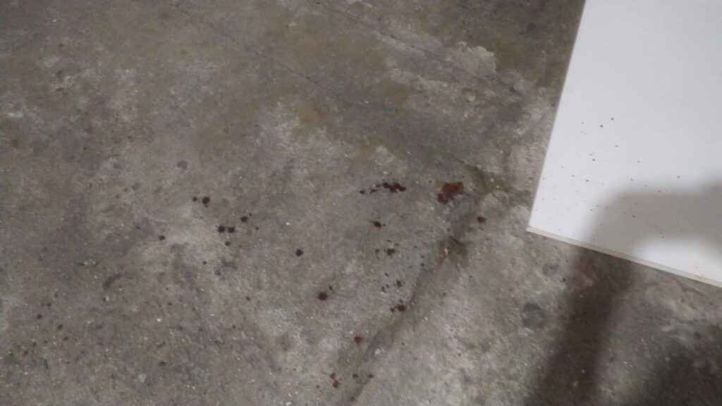 Brutal robo piraña en La Perla: nueve delincuentes atacaron a un empleado y se robaron una moto