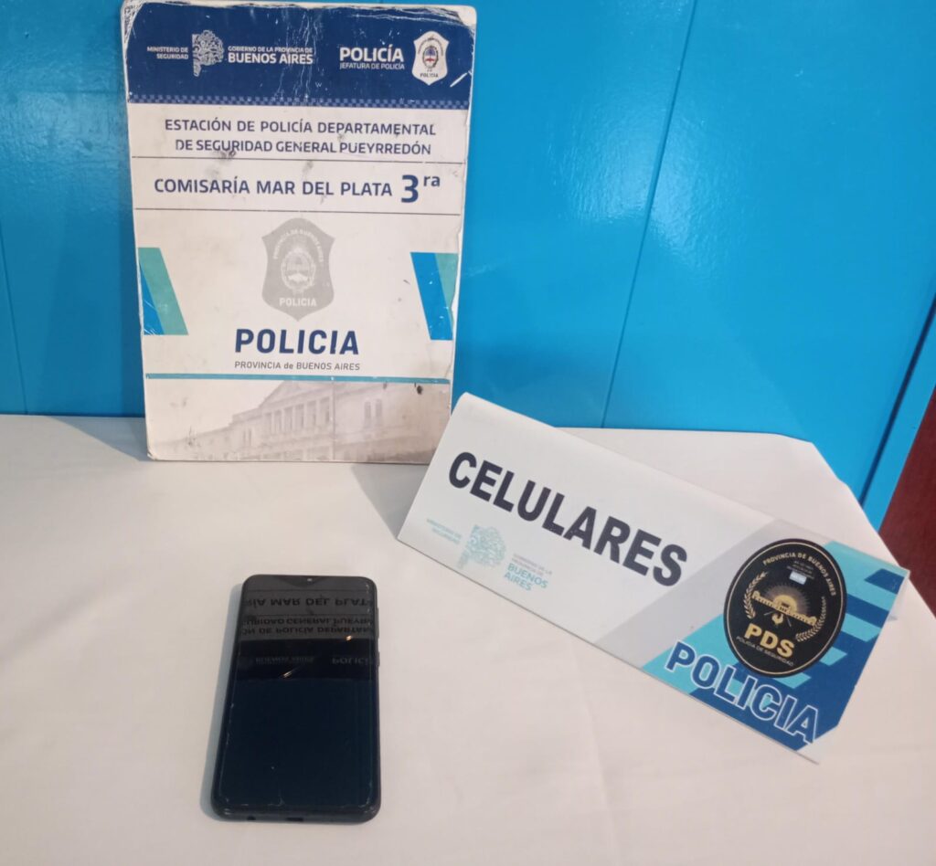 Forzó una reja para entrar en una casa, amenazó a una mujer y a sus hijos y les robó un celular