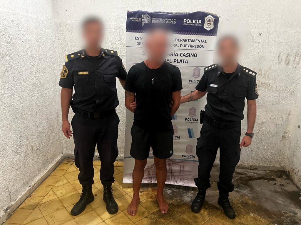 Turista desconoció a una mujer policía y la agredió con una alpargata