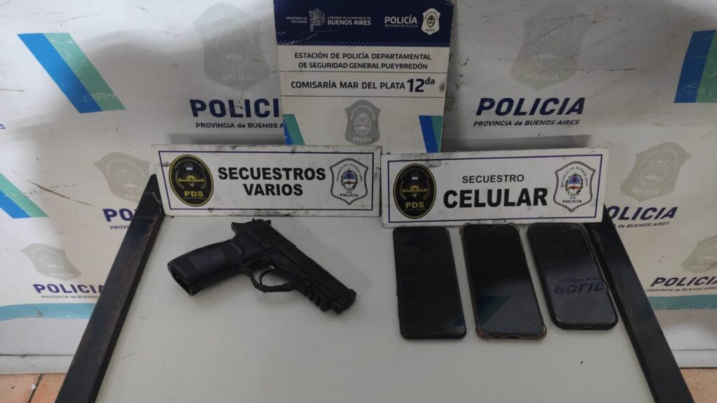 Abandonaron un auto y agredieron a la policía: tenían un réplica de un arma y uno tobillera electrónica