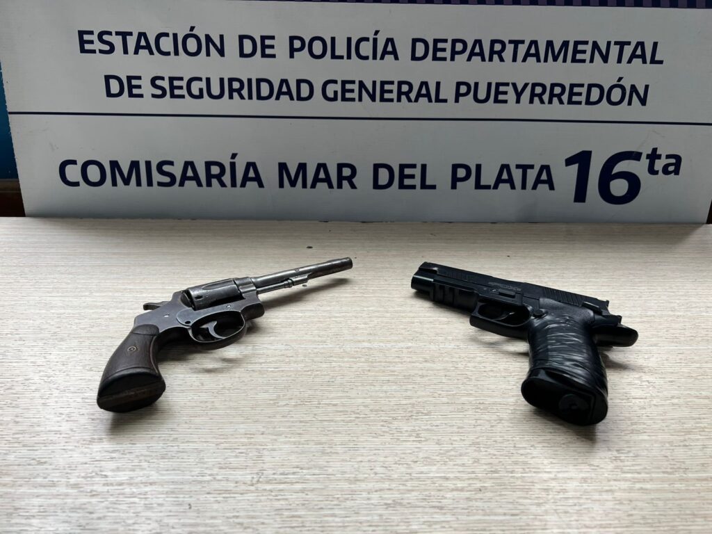 Le allanaron la casa, le encontraron un arma y una réplica y lograron detenerlo en la vía pública