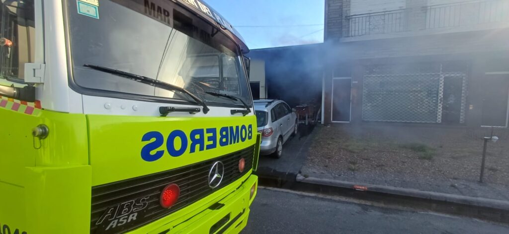 Momentos de máxima tensión en la avenida Colón tras un incendio en un garaje