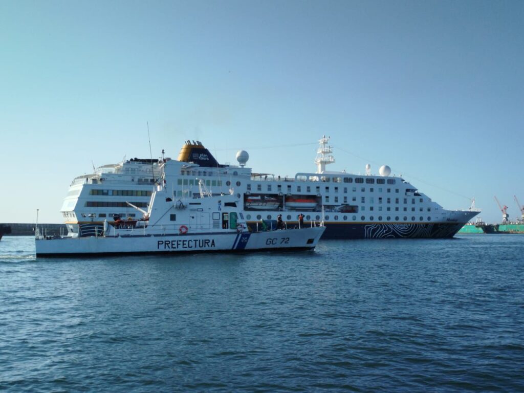 Video: Prefectura desplegó un amplio operativo para que un crucero recale en Mar del Plata