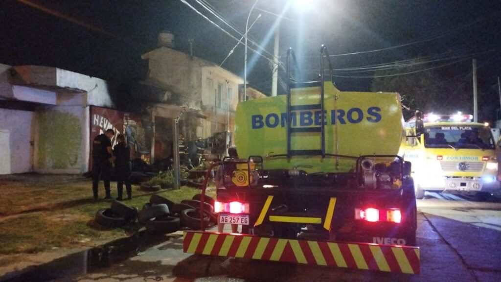 De madrugada bomberos controlaron un incendio en el peor escenario, una gomería