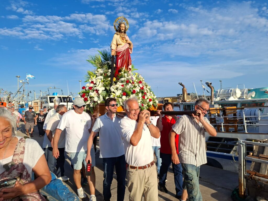 Con la presencia de Neme, el Obispo presidió la tradicional Procesión de San Salvador y rogó por el trabajo y la producción