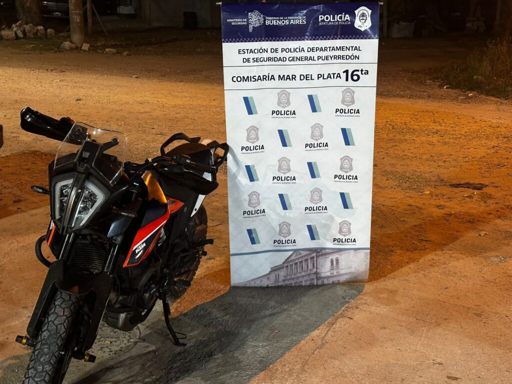 Intentaron escapar de la policía en una moto robada, se escondieron en un patio y terminaron en Batán
