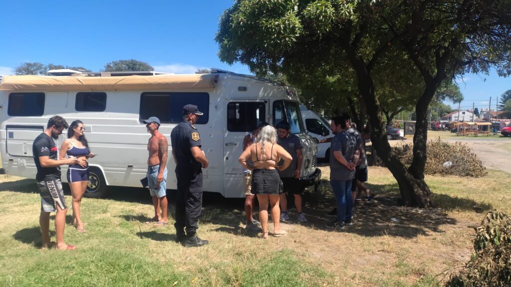 Multaron a tres motorhomes por acampar en el predio de la canchita de los bomberos
