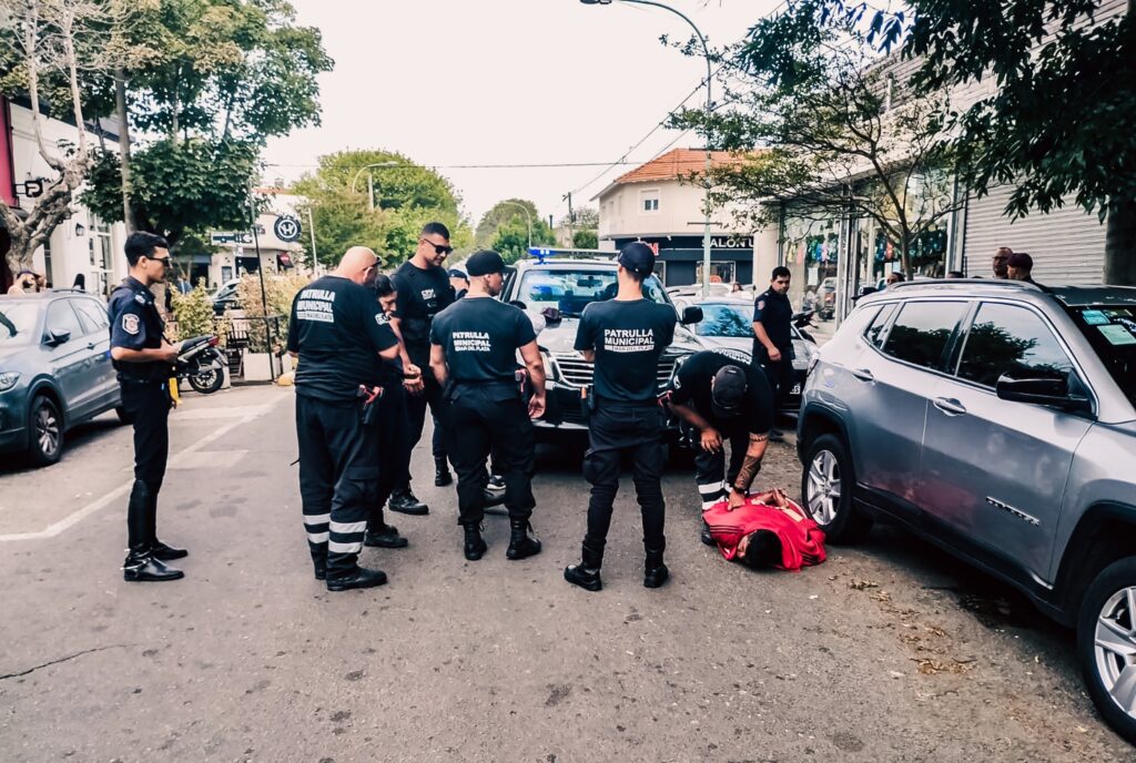 Cuatro trapitos alcoholizados insultaron a la policía y terminaron aprehendidos
