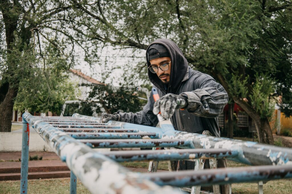Avanzan con más tareas de mantenimiento y reparación plazas en Mar del Plata