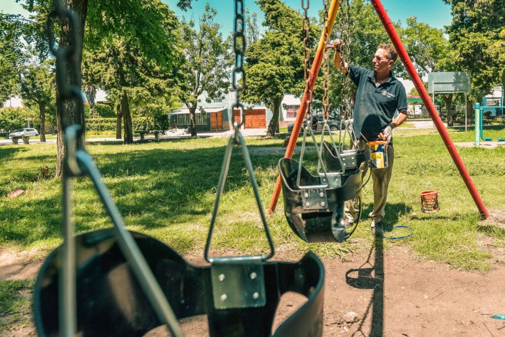 El Municipio realizó tareas de mantenimiento en tres populares plazas de Punta Mogotes