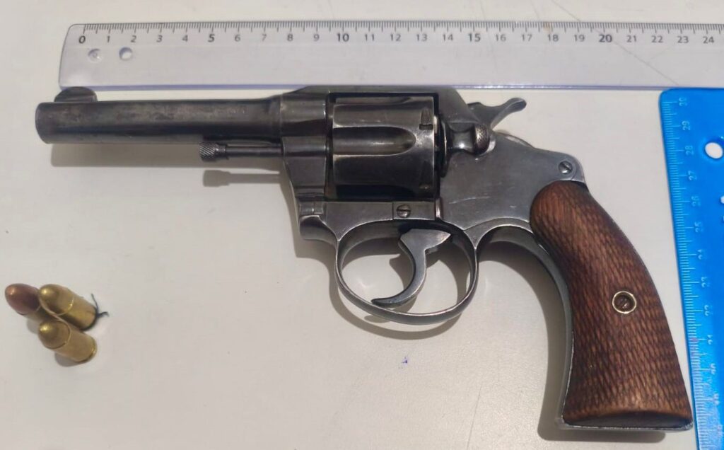 Armado en una moto robada y con más de 50 envoltorios de cocaína intentó escapar de Prefectura