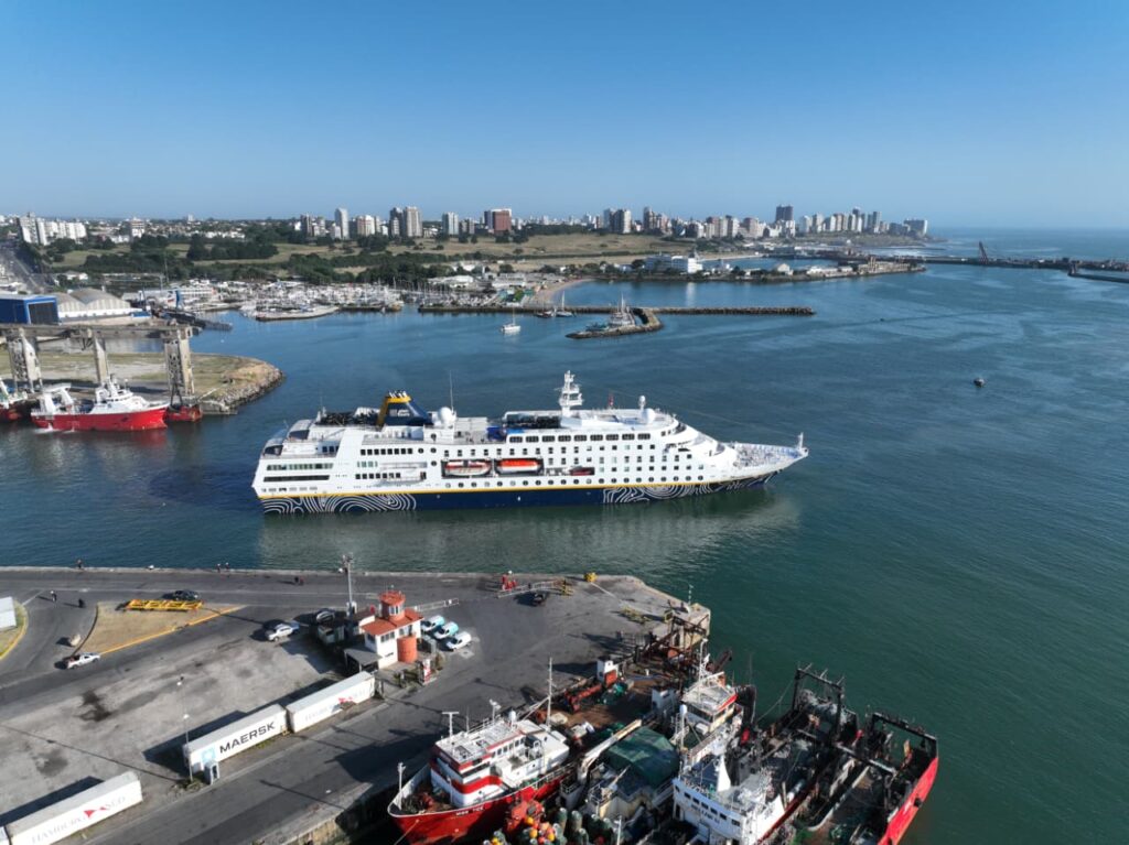 El Puerto de Mar del Plata recibió al crucero Hamburg con más de 300 pasajeros
