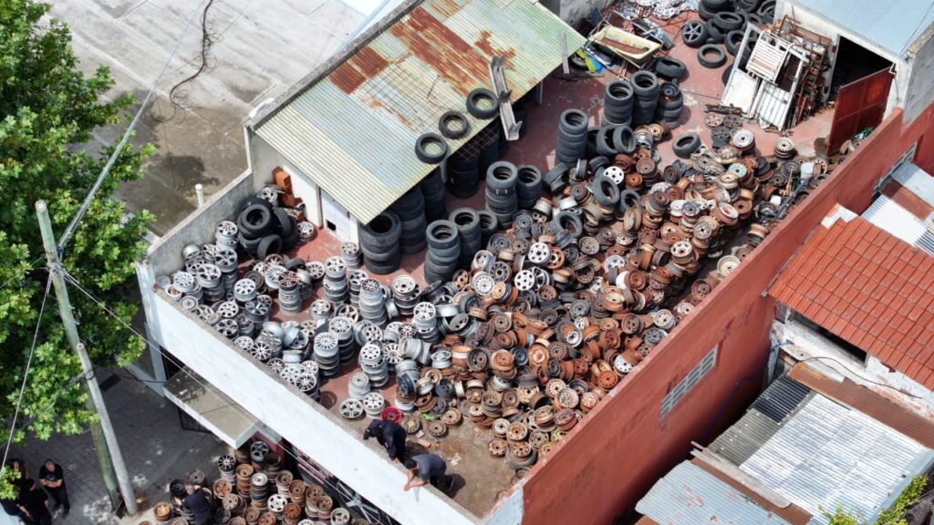 Video: clausuraron una reconocida gomería y secuestraron más de mil neumáticos y 550 llantas